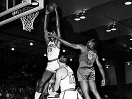 Wilt Chamberlain (13) v dresu San Francisco Warriors zakon�uje kolem Willieho...