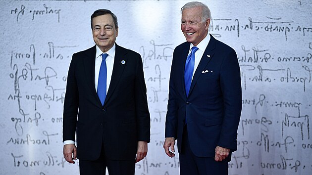 Italský premiér Mario Draghi (vlevo) přivítal na summitu G20 také amerického prezidenta Joe Bidena. (30. října 2021)