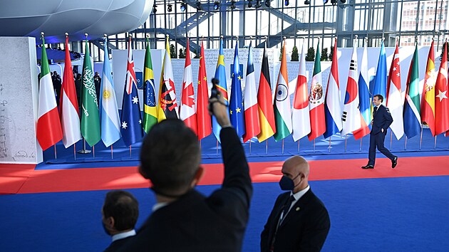 Francouzsk prezident Emmanuel Macron dorazil do ma na summit G20. (30. jna 2021)