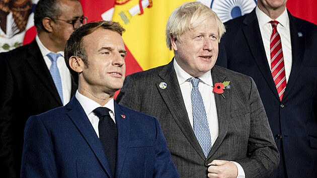 Francouzský prezident Emmanuel Macron (vlevo) a britský premiér Boris Johnson pózují během zahájení summitu G20. (30. října 2021)