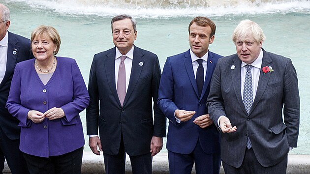 Zleva, německá kancléřka Angela Merkelová, italský premiér Mario Draghi, francouzský prezident Emmanuel Macron a britský premiér Boris Johnson pózují v Římě během summitu G20. (31. října 2021)