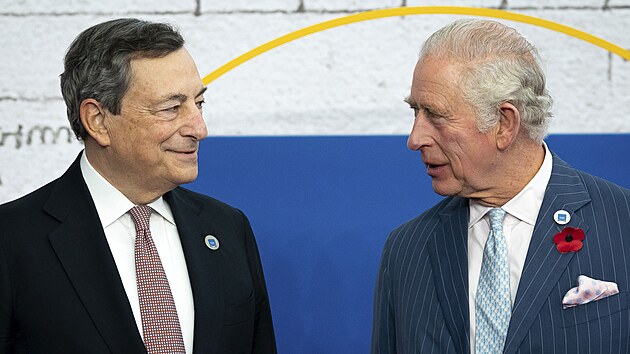 Italsk premir Mario Draghi pivtal na summitu G20 tak britskho prince Charlese. (31. jna 2021)