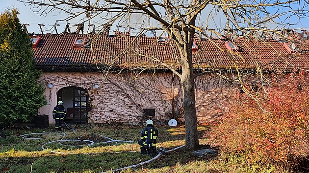 Osm jednotek hasičů bojovalo s požárem budovy v Ratiboři na Jindřichohradecku. (29. října 2021)
