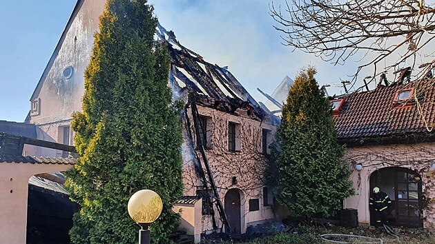 Osm jednotek hasičů bojovalo s požárem budovy v Ratiboři na Jindřichohradecku. (29. října 2021)