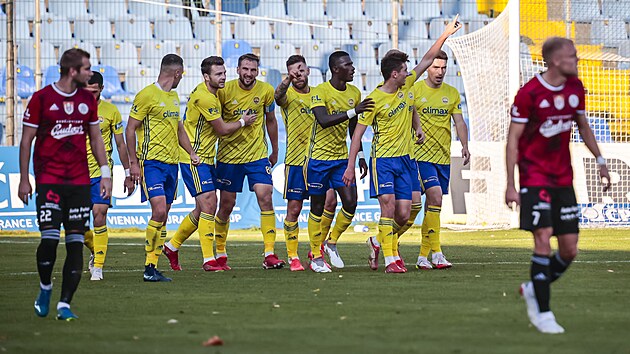 Zlín�tí fotbalisté oslavují gól Davida Tká�e v utkání proti �eským Bud�jovicím.