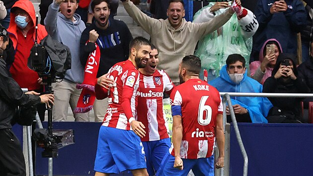 Fotbalist Atltica Madrid se raduj z glu proti Betisu.