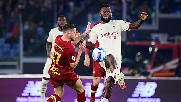 Franck Kessi� (vpravo) z AC Mil�n sleduje sv�j odkop v utk�n� proti AS ��m.