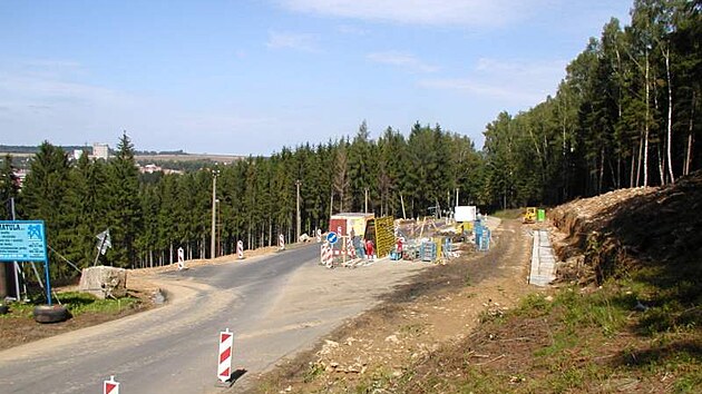 Stavba lyžařského mostu přes silnici z Hlinska na Havlíčkův Brod probíhala v roce 2006.