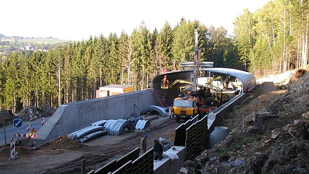 Stavba lyžařského mostu přes silnici z Hlinska na Havlíčkův Brod probíhala v roce 2006.