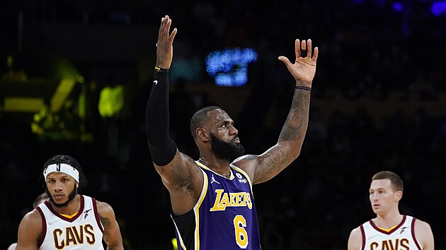 LeBron James z Los Angeles Lakers zdrav fanouky v utkn proti Clevelandu.