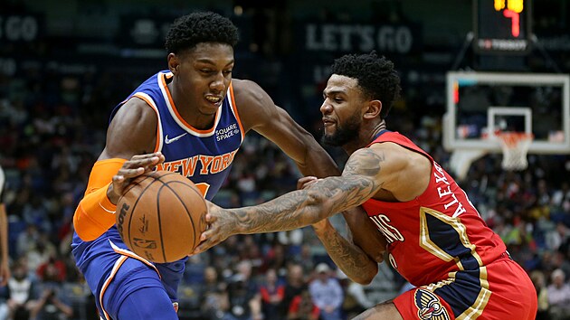 RJ Barrett z New York Knicks se tla ke koi, brn ho Nickeil Alexander-Walker z New Orleans Pelicans.