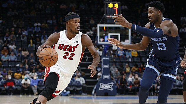 Jimmy Butler z Miami unik, brn ho Jaren Jackson Jr. z Memphisu.