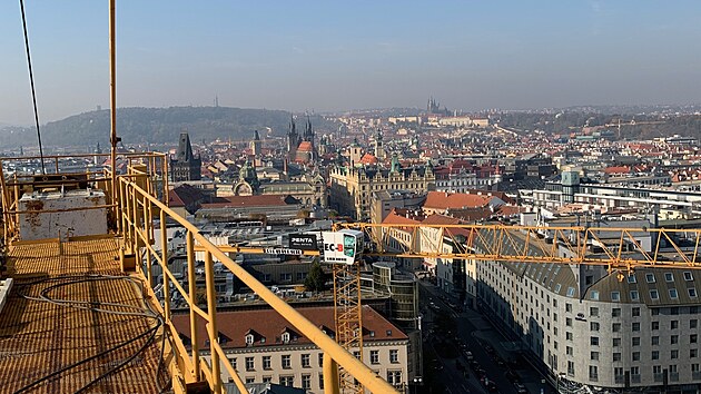 Z 53 metrů vysokého jeřábu na Masaryčce je vidět celé centrum i Petřín či Pražský hrad.