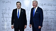 Italský premiér Mario Draghi (vlevo) pivítal na summitu G20 také amerického...