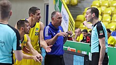 Opavtí basketbalisté Jakub iina, Ludk Jureka a jejich trenér Petr Czudek v...