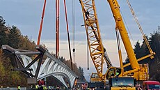 Práce na usazení nového mostu na dálnici D1. (31. října 2021) | na serveru Lidovky.cz | aktuální zprávy