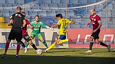 Zlínský zálo�ník David Tká� st�ílí na bránu v utkání proti �eským Bud�jovicím.