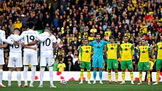 Fotbalisté Norwiche (ve �lutém) dr�í minutu ticha p�ed za�átkem utkání.