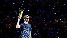 Alexander Zverev z N�mecka pózuje s trofejí pro vít�ze turnaje ve Vídni.