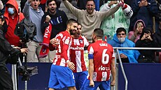 Fotbalisté Atlética Madrid se radují z gólu proti Betisu.