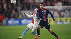 Jhon Mosquera (vpravo) z Plzn� se tla�í za balonem p�es Srdjana Plav�i�e ze...