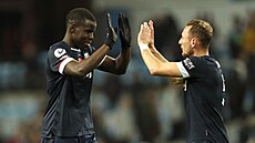 Vladimír Coufal (vpravo) a Kurt Zouma se radují výhry West Hamu proti Aston...