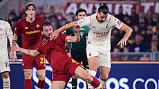 Zlatan Ibrahimovi (vpravo) z AC Milán spchá za balonem, brání ho Bryan...