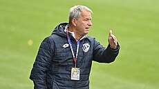 Trenér Pardubic Jií Krejí.
