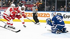 Branká� Toronta Petr Mrázek �elí útoku Detroitu, p�ed ním st�ílející Givani...