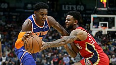 RJ Barrett z New York Knicks se tlaí ke koi, brání ho Nickeil...