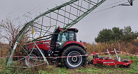 Nahnutý sloup, do kterého narazil traktor, zastavil provoz na D35 u Olomouce.