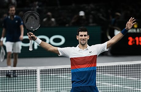 Radostný Novak Djokovi po svém triumfu na paíském turnaji.