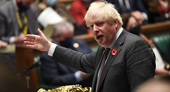 Britský premiér Boris Johnson ení na pd parlamentu. (3. listopadu 2021)