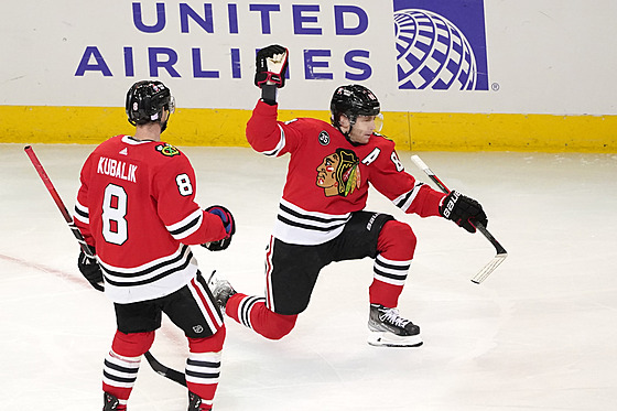 Patrick Kane z Chicaga oslavuje hattrick, s gratulací p�iji�dí Dominik Kubalík.