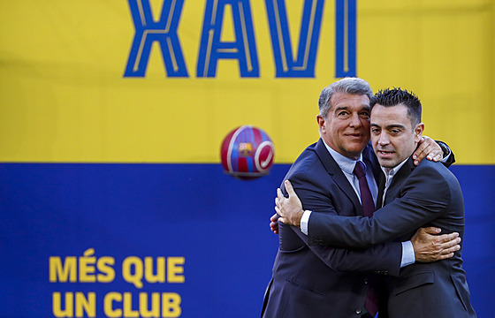 Xavi Hernández, trenér Barcelony, a klubový éf Joan Laporta na fotografii z podzimu 2021.