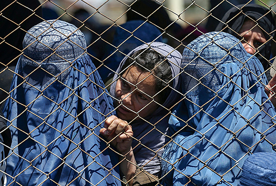 Afghánské eny  v Kábulu ekají na penici darovanou afghánskou vládou. (21....