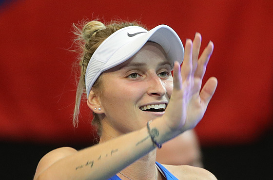 eská tenistka Markéta Vondrouová slaví vítzství nad Viktorijí Golubicovou.