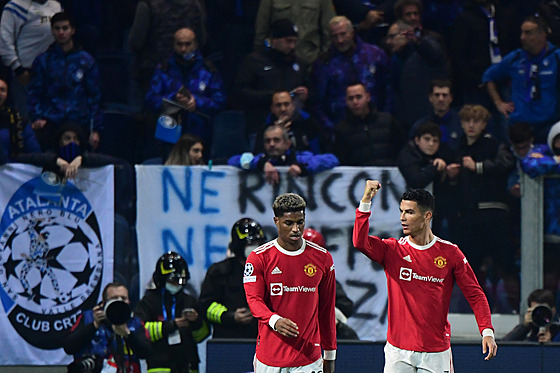 Cristiano Ronaldo (vpravo) vstelil vyrovnávací branku Manchesteru United na...