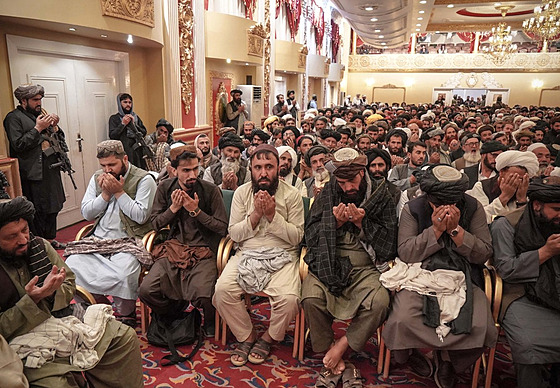 Ministr vnitra Tálibánu Siráduddín Hakkání uspoádal v luxusním hotelu v...