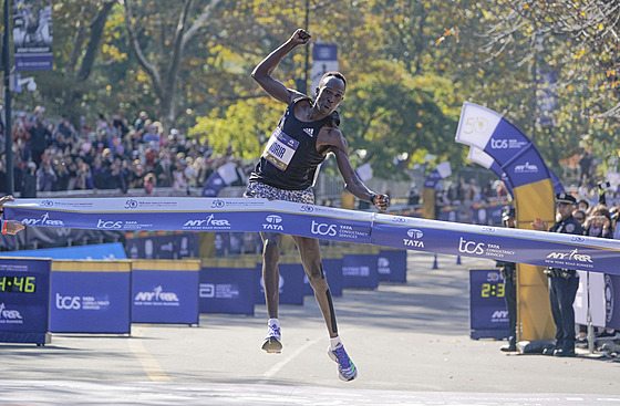Albert Korir protíná stylov cílovou pásku newyorského maratonu.