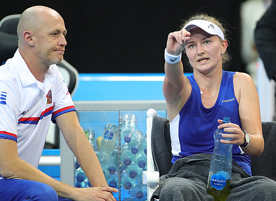 Barbora Krej�íková a Petr Pála b�hem zápasu proti N�mce Angelique Kerberové.