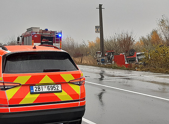 Hasiská cisterna havarovala 4. 11. 2021 u Rohlenky poblí Jiíkovic na...