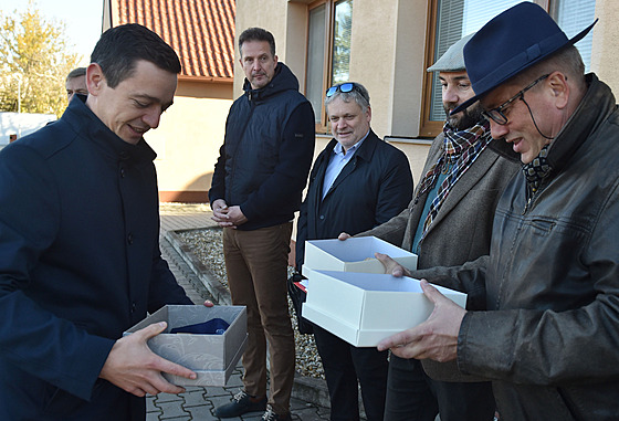 Krabici s kíi drí zprava starosta Luic Tomá Klásek a starosta Moravské...