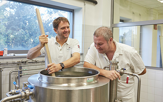 Milan Geršl (vlevo) a vedle něj Tomáš Gregor vaří na Mendelově univerzitě pivo...