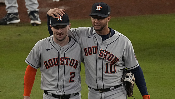 Spokojení baseballisté Houstonu Alex Bregman a Yuli Gurriel po vítzství v...