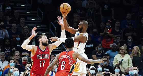 Chris Paul z Phoenixu pehrává duo New Orleans ve sloení Nickeil...