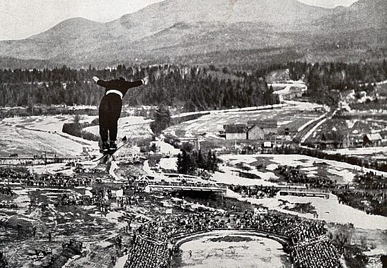 Momentka ze závodu skokan na lyích na zimních olympijských hrách 1932 v Lake...