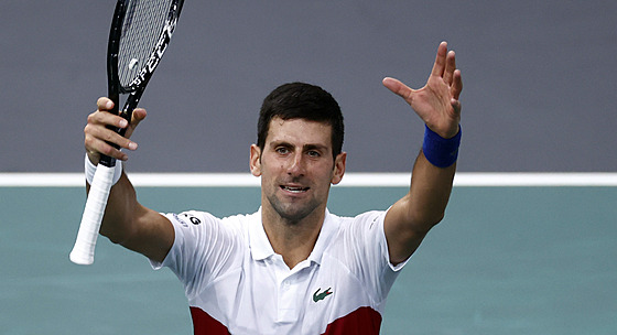 Novak Djokovi slaví na turnaji Masters v Paíi postup do finále.