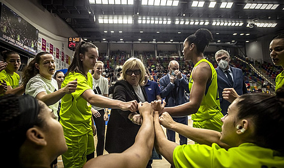 Trenérka Natália Hejková a její tým.