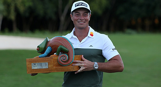 Norský golfista Viktor Hovland s trofejí pro vítze.